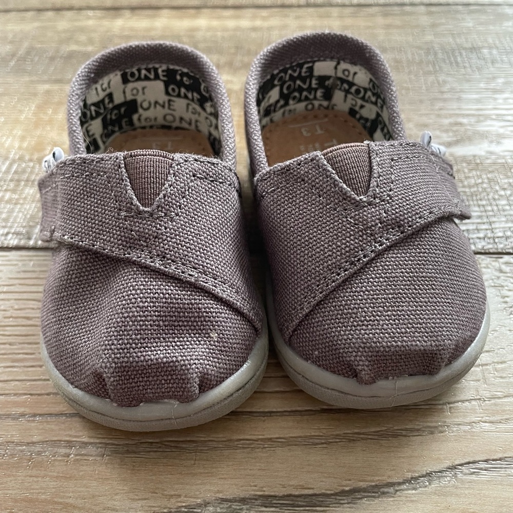 Grey canvas Toms